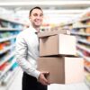 Homem no supermercado segurando uma caixa de papelão