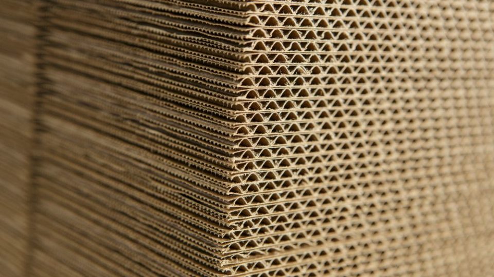 Pilha de caixas de papel corrugado em fábrica da Klabin em São Paulo| Divulgação / Klabin
